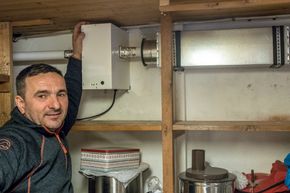Erfaren: Montør Petar Ceprnja brukte to dager på å måle, bore og montere avsugsanlegget for den radonholdige luften som sivet inn i kjelleren. <i>Foto:  ORV</i>