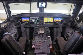 Bortsett fra at fem mindre skjermer er blitt til fire store, er cockpit på E2 så og si identisk med E1. <i>Foto:  Per Erlien Dalløkken</i>