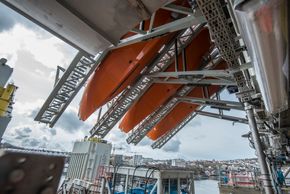 Tre livredningsbåter står klare på plattformen. <i>Bilde:  Mathias Klingenberg</i>