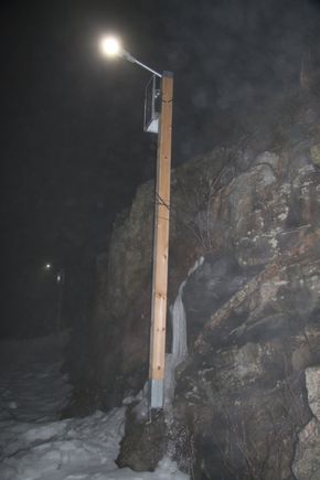 Konstruksjonen av Ilume veglys gir en enkel montering – særlig på stein og fjellgrunn. <i>Bilde:   Thor Søndenaa</i>