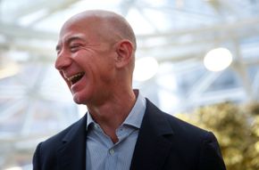 Jeff Bezos kan også le hele veien til banken. Amazon-sjefen har flere ganger det siste året vært verdens rikeste mann. <i>Illustrasjon:  Lindsey Wasson, Reuters</i>