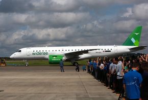 Det første E190-E2-flyet taues til mottaksseremonien på Embraer-fabrikken i forrige uke. I dag lander LN-WEA på norsk jord for første gang. <i>Foto:   Per Erlien Dalløkken</i>