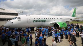 En bra andel av Embraers 18 tusen ansatte deltok på Widerøe-overrekkelsen. <i>Foto:  Per Erlien Dalløkken</i>