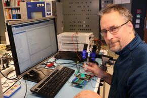 Philipp Häfliger designer framtidens elektronikk på labben ved Institutt for informatikk. <i>Foto:  Gunhild M . Haugnes/UiO.</i>