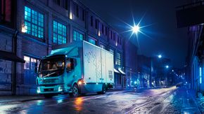 De første to lastebilene i Volvo FL Electric-serien settes nå i drift i Gøteborg. <i>Foto:  Volvo</i>