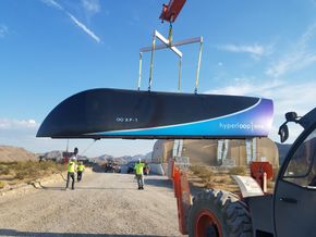 Prototyp på transportfartøyet til Virgins Hyperloop One. <i>Foto:  AFP PHOTO / Weber Shandwick PR</i>
