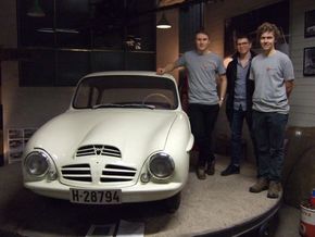 Håvard Teigen, Kjetil Baglo og Harald Grøndahl på besøk hos Street Cars Lunde sammen med en av de fem originale Troll-bilene. <i>Foto:  Smørekoppen Engineering</i>