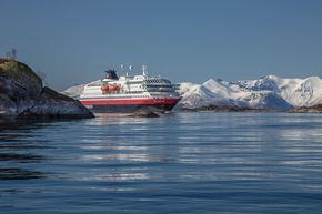 MS Polarlys er ett av de seks hurtigruteskipene som får gassmotorer og hybrid framdrift. De skal fra 2021 seile på ny kontrakt på Kystruten Bergen-Kirkenes. Hurtigruten har opsjon på ytterligere tre skip. <i>Foto:  Carsten Pedersen</i>