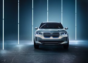 IX3 har design som gjør at den minner mer om andre elbiler fra BMW. <i>Foto:  BMW</i>