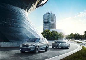 Både iX3 og i4 skal lanseres i produksjonsutgaver i 2021. <i>Foto:  BMW</i>