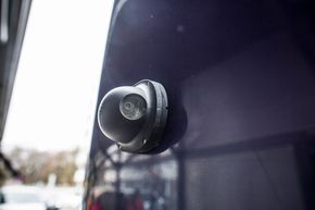 På hver side bak på bussen er det montert to kameraer som overvåker blindsonene. Kameraene overfører ikke video til føreren, i stedet analyserer programvare videoen for farer.