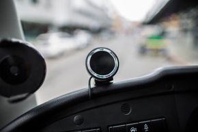 Denne monitoren montert ved rattet gir føreren beskjed om mulige farer i front. Den gir også beskjed om blant annet veiskilt og fartsgrense.