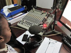 Opplysning på FM: Radio Timweni vil med FM-utstyret fra Norkring nå ut til flere barn og unge med informasjon om deres rettigheter. Kanalens programledere er selv barn og unge. <i>Foto:  Norkring</i>