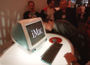 Jonathan Ive bidro til å redde Apple med lanseringen av iMac. Her fra avdukingen under MacWorld Expo i 1998. <i>Foto:  Stuart Ramson, AP</i>