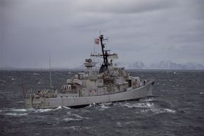 Fregattene i Oslo-klassen seilte med to firedoble utskytingskasser med Sea Sparrow-missiler. Dette er KNM Trondheim på en øvelse for 20 år siden. <i>Foto:  Torbjørn Kjosvold / Forsvaret</i>