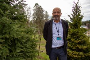Ramzi Hassan er professor ved Institutt for landskapsarkitektur ved NMBU. Han er grunnlegger og leder av universitetets VR-lab. <i>Foto:  Tuva Strøm Johannessen</i>