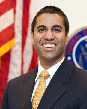 FCC-lederen Ajit Pai ser seg fornøyd med den nært forestående opphevingen av nettnøytralitetsregler i USA. <i>Foto:  FCC</i>