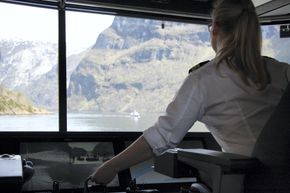 Styrmann Anu Mirjami Pietiläinen til rors om bord i Future of the Fjords. <i>Foto:  Tore Stensvold</i>