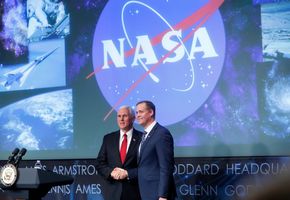 Den amerikanske visepresidenten Mike Pence, til venstre, sammen med den nye Nasa-sjefen, Jim Bridenstine, da han ble innsatt som sjef i april i år. <i>Foto:  Pablo Martinez Monsivais/AP</i>