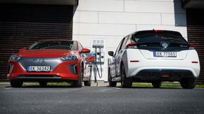 På vår sommertest i varmt vær kom det aktive batterikjølingssystemet på Hyundai Ioniq (t.v) til sin rett. <i>Foto:  Eirik Helland Urke</i>