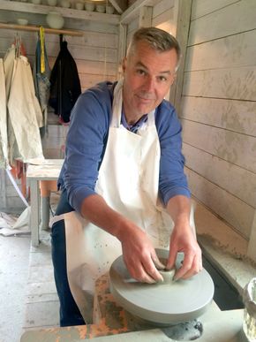 Keramikk: – Jeg trives godt med utfordringer og derfor synes jeg det er moro å prøve meg på dreieskiva i keramikkverkstedet. <i>Foto:  Privat</i>