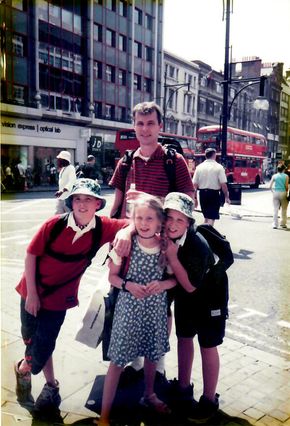 Reiseglad: – Det alltid utrolig artig å reise med hele familien. Her er barna Alexander, Jacqueline, Victor og jeg i London. <i>Foto:  Privat</i>