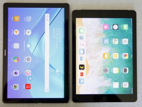 Huawei Mediapad M5 (til venstre) ved siden av iPad 9,7". <i>Foto:  Kurt Lekanger</i>