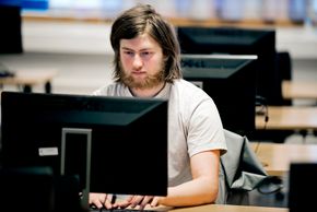 Birk bruker mye tid på å øve på programmeringsoppgaver på internett. <i>Foto:  Odd Mehus</i>