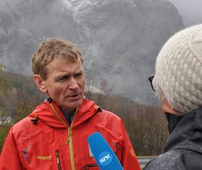 Seksjonsjef Lars Blikra i NVE er blitt intervjuet mange ganger foran Veslemannen siden bevegelsene i fjellet skjøt fart i 2014. <i>Foto:  Jon Erling Fonneløp</i>