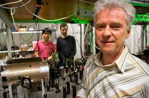 Eugene Polzik og hans gruppe fra Københavns Universitet står bak et av de mest solide eksperimentene med kvante-teleportering. <i>Foto:  Niels Bohr Institutet</i>
