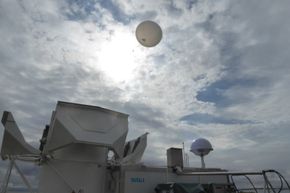 To ganger om dagen sendes det opp værballong fra en automatisk radiosondeslippcontainer fra Andøya. Det samme gjøres på Sola, Ekofisk, Ørlandet og Bodø. <i>Foto:  MET</i>