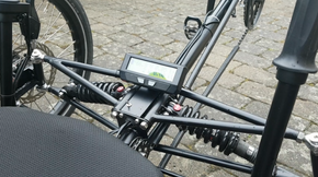 Forhjulene til sykkelen er fullt avfjæret og utstyrt med et lite display som gir informasjon til føreren. <i>Foto:  Morten Egedal</i>