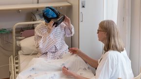 Nærmere 20 barn i isolat har fått prøve VR-opplevelser sammen med psykologer og musikkterapeuter. <i>Foto:  Jorunn Valle Nilsen/Kreftforeningen</i>
