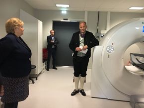 Statsminister Erna Solberg på omvisning i PET-senteret ved Universitetssykehuset i Tromsø. <i>Foto:  Universitetssykehuset i Nord-Norge</i>