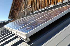 Med solceller på taket blir gevinsten større ved å tilpasse klokka, og dermed folks forbruk, til soltimene i døgnet. <i>Foto:  Colourbox.</i>