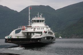 MF Eidsfjord går fra Anda mens MF Gloppefjord har forlatt Lote. <i>Foto:  Tore Stensvold</i>