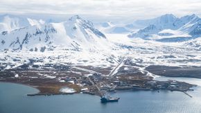 Ny-Ålesund ligger nesten på 79 grader nord, med rundt 35 fastboende på vinterstid. <i>Foto:  Eirik Helland Urke</i>