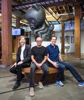 Fra v. avtroppende Github-sjef og medgründer Chris Wanstrath, Microsofts toppsjef Satya Nadella og Nat Friedman som er utpekt til å lede Github etter overtakelsen. <i>Foto:  Richard Morgenstein/Microsoft</i>