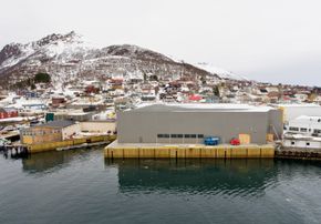 Tradisjonsrikt: Det er ikke uten symbolsk betydning at den nye fiskefabrikken på Myre i Vesterålen bygges på samme tomt som bygdas gamle hjørnesteinsbedrift, anlagt i 1957 med sterk statlig støtte. <i>Foto:  Erik Jenssen</i>