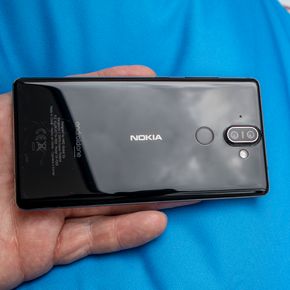 Nokia 8 Sirocco har glass-bakside. <i>Foto: Odd Richard Valmot</i>