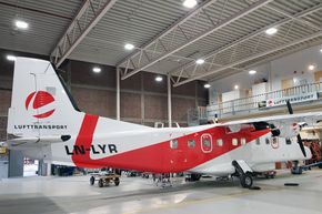 LN-LYR i Lufttransports hangar på Tromsø lufthavn rigges med fjernmålingssensorer og ekstra kommunikasjonsutstyr. <i>Foto:  Rannveig H. Stiberg</i>