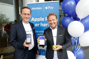 Administrerende direktør Snorre Storset i Nordea Norge og John Sætre, leder for privatmarkedet i Nordea Norge, viste fram betalingsløsningen Apple Pay onsdag formiddag. <i>Foto:  Gorm Kallestad / NTB scanpix</i>