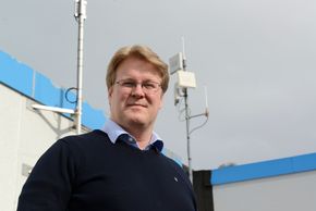 Krevende it-drift: Konstituert IT-sjef Bent Iversen ved antennen som kommuniserer med det nærmeste anlegget, rett over fjorden fra hovedkvarteret. <i>Foto:   Erik Jenssen</i>