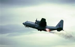 En C-130 Hercules (956 «Ty») tar av med hjelp av JATO-raketter under et flystevne på Gardermoen. <i>Foto:  Torbjørn Kjosvold / Forsvaret</i>