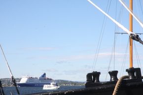 Passasjerfergene som anløper Oslo står for 35 prosent av luftutslippene ved Oslo havn, men utgjør bare 9 prosent av samlede utslipp i byen. Biltrafikk bidrar med 82 prosent. <i>Foto:  Tore Stensvold</i>