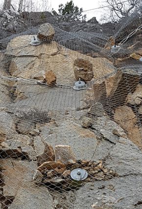 Under inspeksjon fant Vegtilsynet at om lag 50 prosent av de undersøkte strekningene hadde nedfall av stein i steinsprangnettene. <i>Foto:  Vegtilsynet</i>