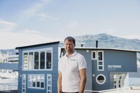 Per-André Wiberg i selskapet Flytende bolig bor selv i et flytende hus i Bergen. <i>Foto:  <b>Mossestad Fotodesign</b></i>