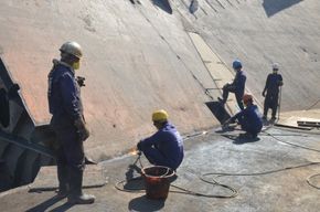 Arbeidere kutter stålplater. HMS opplæring og utstyr forbedres i Alang i følge myndigheter og verftene selv.   <i>Foto:  Bansal Group India</i>