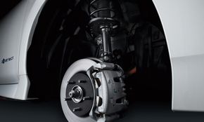 Nismo-utgaven får spesielle dempere og elektriske bremser. <i>Foto:  Nissan</i>