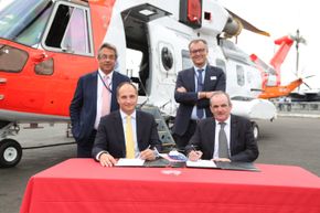 Leonardo Helicopters bruker det norske redningshelikopteret som bakgrunn under kontraktsignering på Farnborough for nye AW109 GrandNew-helikoptre til Irland. <i>Foto: Leonardo</i>